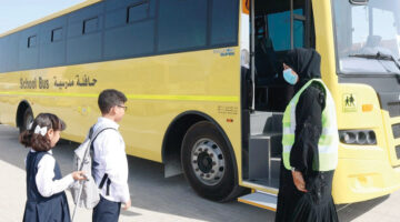 مشرفة باص